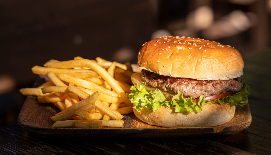 Burger & Chips (Canva)